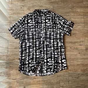 Black and white patterned Sean John shirt 
Size: L